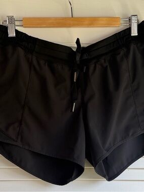 Lululemon Hotty Hot mid-Rise Lined Short 2.5" size 10 Black Reflective running